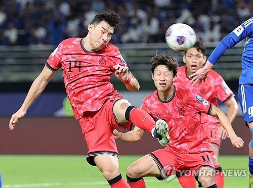 헤더 시도하는 조유민