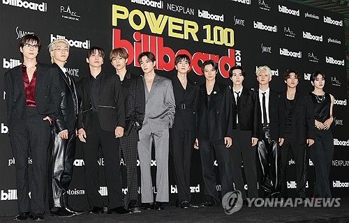 포즈 취하는 더보이즈