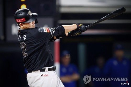 장성우의 힘찬 스윙