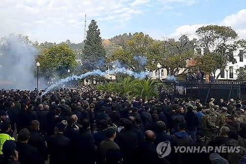 압하지야 의회 주변에 모인 시위대