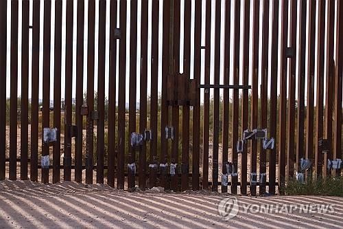  불법 이민자를 막기 위해 미국 애리조나주에 설치한 장벽