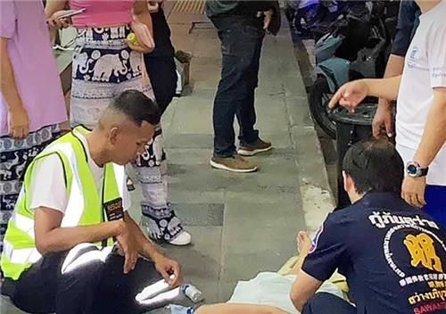 들것에 실린 업주 바라보는 경찰