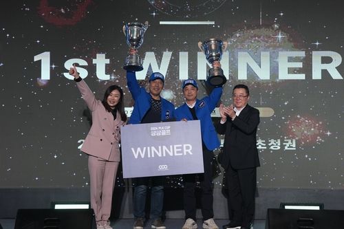 장옥영 대표(왼쪽부터), 우승팀, 왕월 회장.