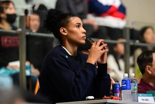 관중석에서 경기 지켜보는 실바