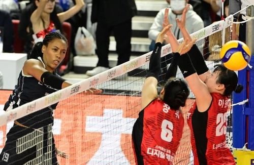 도로공사가 방출한 유니(왼쪽)의 경기 장면