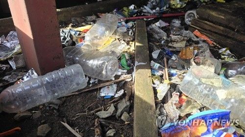 수거 전 한라산 정상부 쓰레기