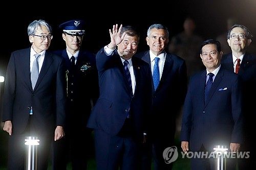 14일 저녁 페루 리마 도착한 이시바 일본 총리(가운데)