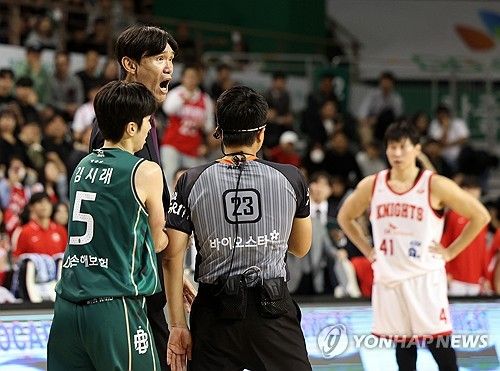 거칠게 항의하는 김주성 감독