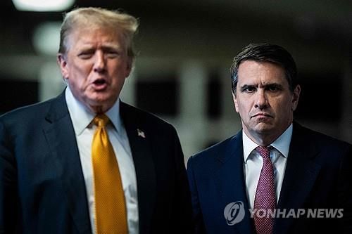 도널드 트럼프 미국 대통령 당선인과 토드 블랜치(오른쪽) 법무차관 지명자