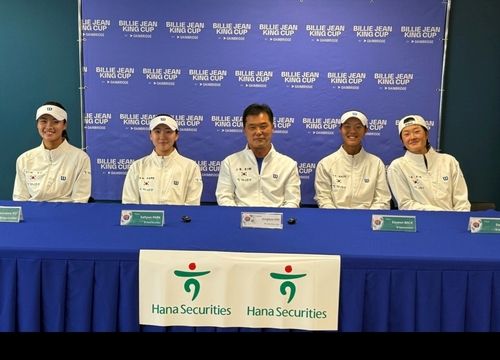 왼쪽부터 구연우, 박소현, 김정배 감독, 백다연, 김다빈. 