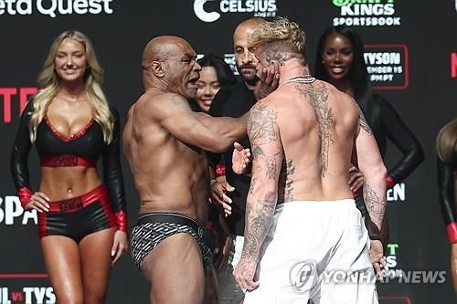 제이크 폴(오른쪽)의 따귀를 때리는 마이크 타이슨