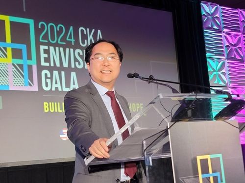 재미한인 행사에서 연설하는 앤디 김