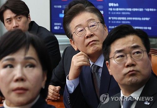 회의 참석한 이재명 대표