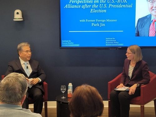 조지워싱턴대서 특강후 대담하는 박진 전 외교 장관