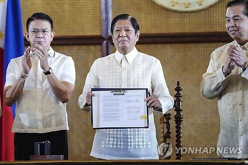 새 해양법에 서명한 마르코스 필리핀 대통령