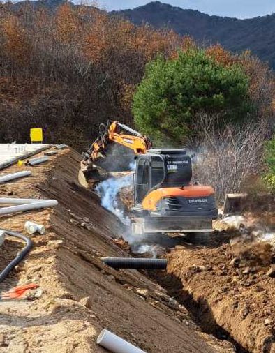 연막탄에서 연기가 피어오르는 모습