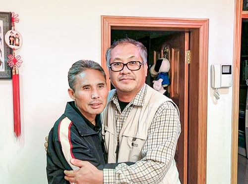 국군포로 이완섭 씨(왼쪽)와 최성룡 대표