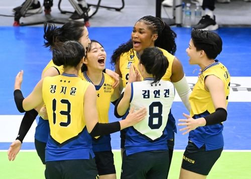 환호하는 현대건설 선수들