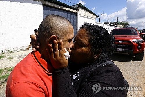 돌아온 아들 반기는 베네수엘라 여성