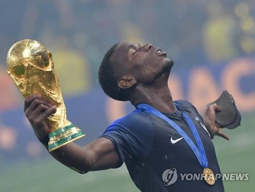 2018 러시아 월드컵 우승 트로피를 든 프랑스 국가대표 포그바.