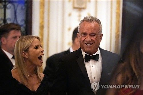 로버트 케네디 주니어 미국 보건복지부 장관 지명인(우측)