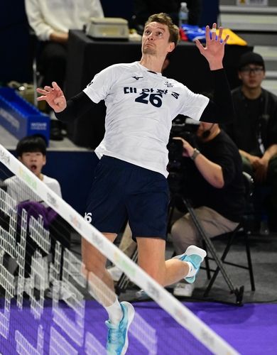 스파이크하는 대한항공의 막심