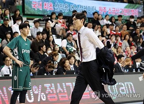 퇴장당하는 김주성 감독