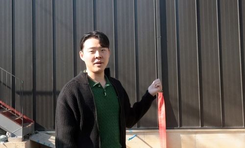 새로 짓는 공장 앞에 선 뿌농 임민혁 대표