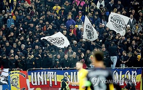 루마니아-코소보 경기 관중석 모습.