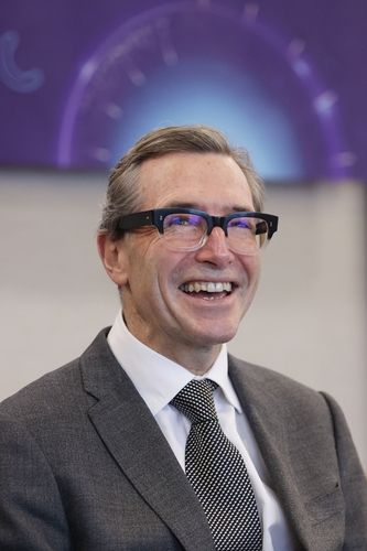 밝은 표정의 존 리딩 FT그룹 CEO