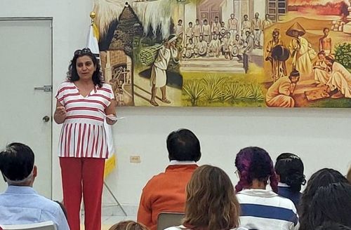 한국문화 관련 행사에서 청중 앞에 선 아메리카 테산 실무관