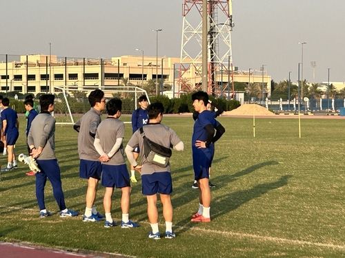 16일(한국시간) 훈련장에서 축구대표팀 스태프들과 이야기를 나누는 손흥민