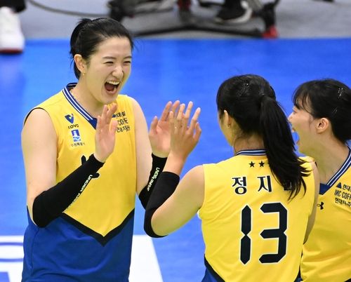 한 세트 최다 블로킹 기록(7개)을 세운 현대건설의 이다현(맨 왼쪽) 