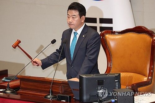 의사봉 두드리는 박정 예결위원장