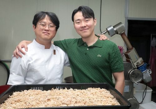 '절친'인 정세윤 생산팀장과 포즈 취한 임민혁 대표