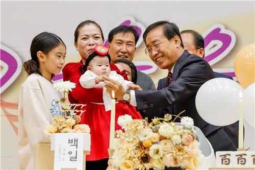 김태은양에게 반지를 끼워주는 김문근 단양군수(맨 오른쪽)