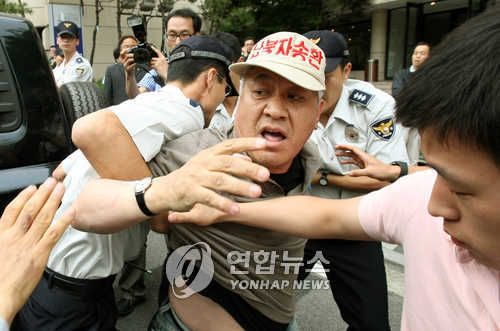 연행되는 납북자단체 회원들