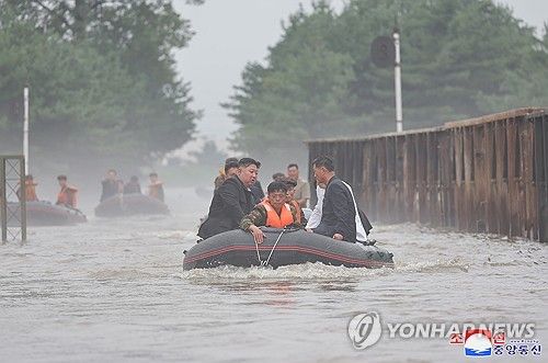 지난 7월 침수지역 시찰한 김정은 