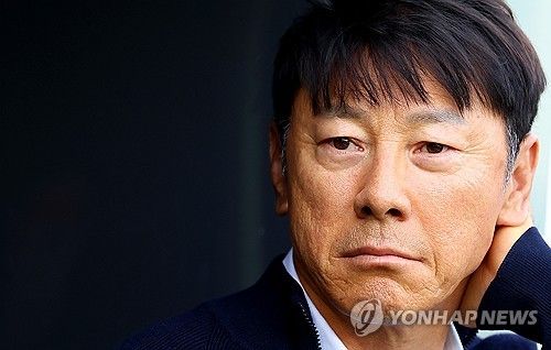 경기 시작 기다리는 신태용 감독
