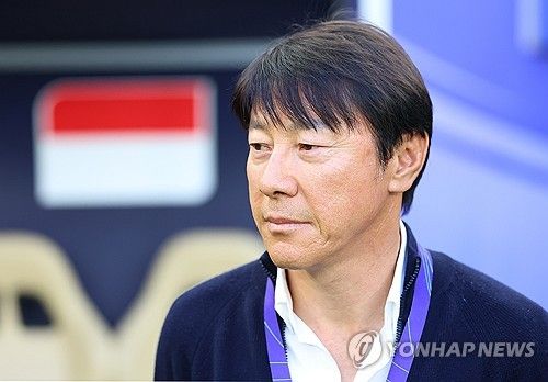 경기 시작 기다리는 인도네시아 신태용 감독
