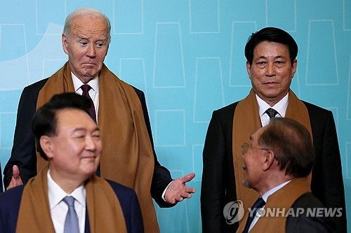 APEC 단체사진 촬영장에 가장 늦게 자리한 바이든(왼쪽 위)