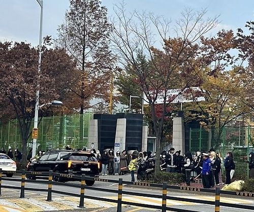 지난 14일 서울 송파구 장지동의 한 고등학교 앞을 메운 팬들