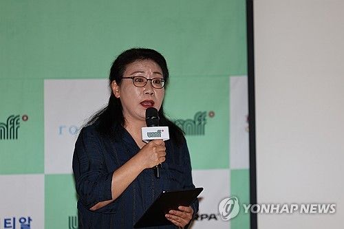 영화제 설명하는 이정진 프로그래머
