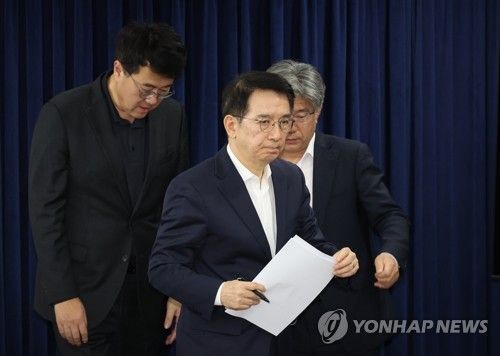 단상 향하는 이정희 위원장