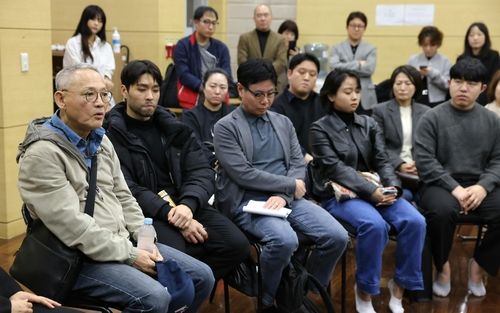 국립극단 청년 교육단원들 격려하는 유인촌 문체부 장관