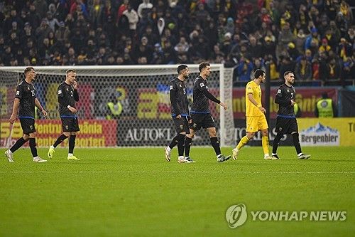 경기장을 떠나는 코소보 선수들