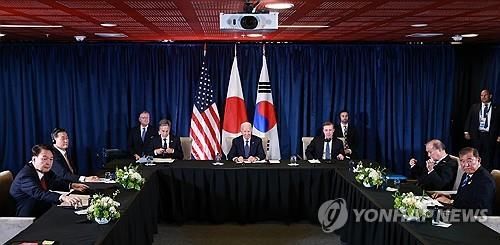 APEC 계기 페루에서 만난 한미일 정상