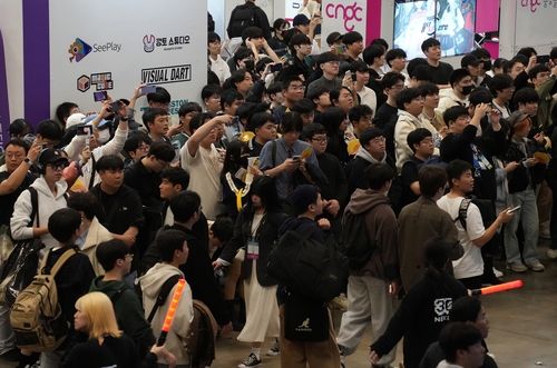 넥슨 오케스트라 지켜보는 관람객들