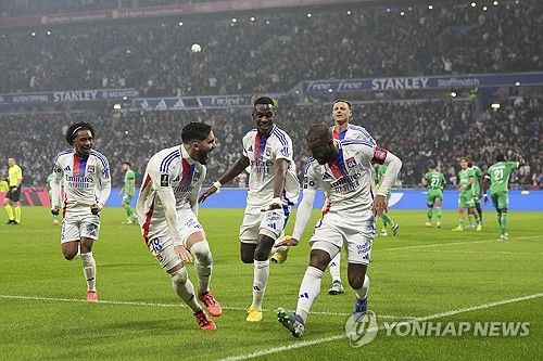 프랑스 리그1 올랭피크 리옹 선수들의 골 세리머니 모습.