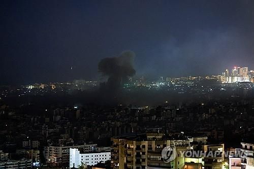 공습으로 연기 피어오르는 베이루트 교외지역 모습